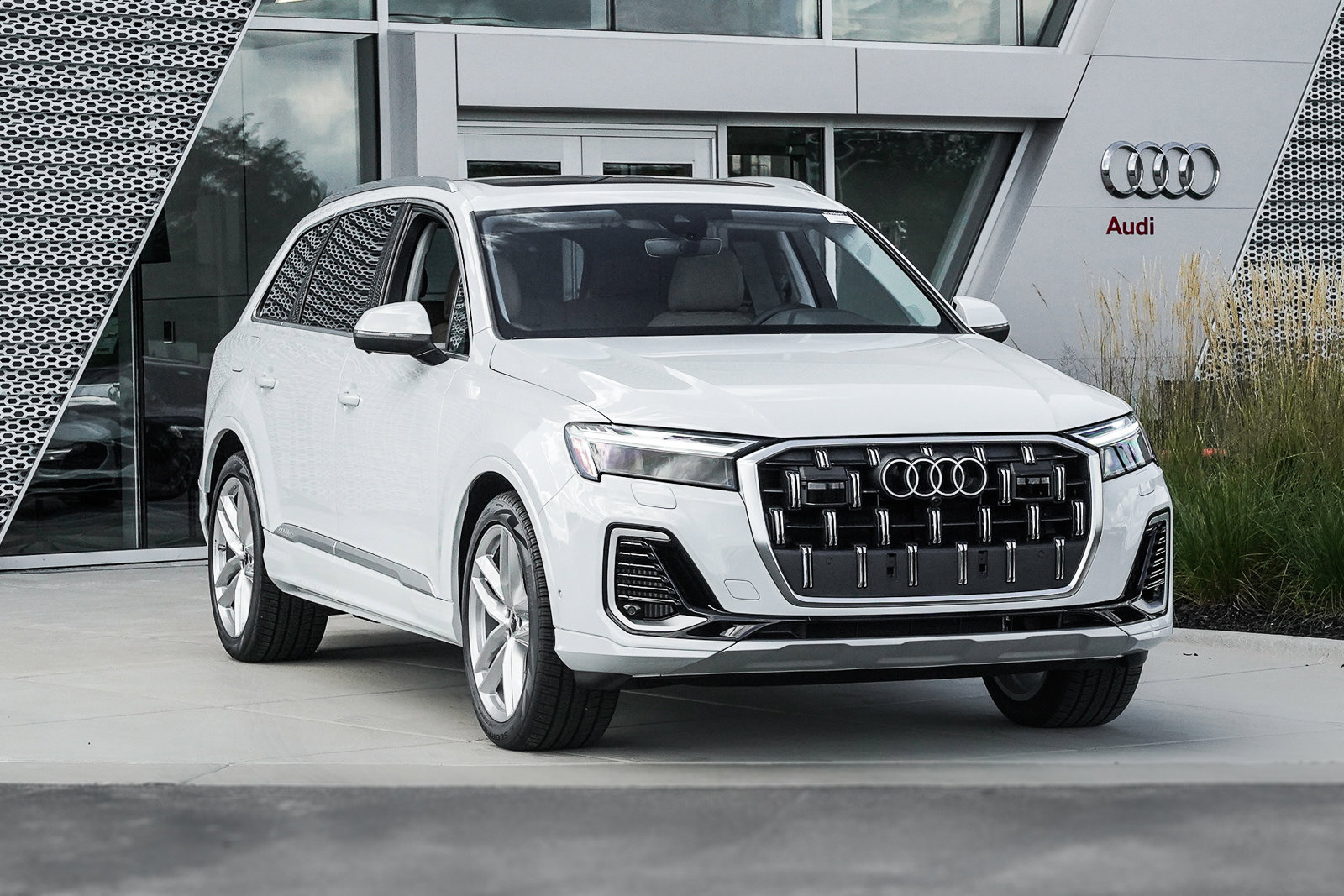 2025 Audi Q7 Premium Plus photo 2