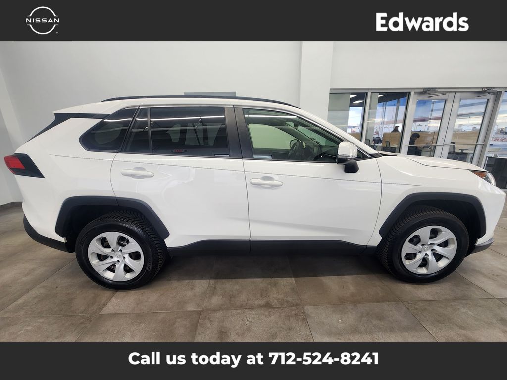 2019 Toyota RAV4 LE's photo