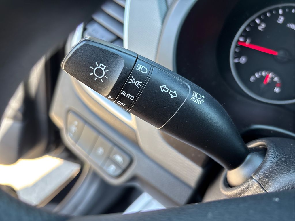 2023 Kia Seltos LX photo 23