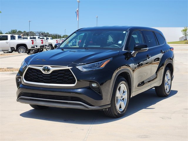 2022 Toyota Highlander LE photo 3