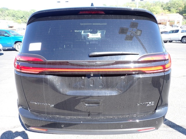 2026 Chrysler Pacifica Limited photo 3