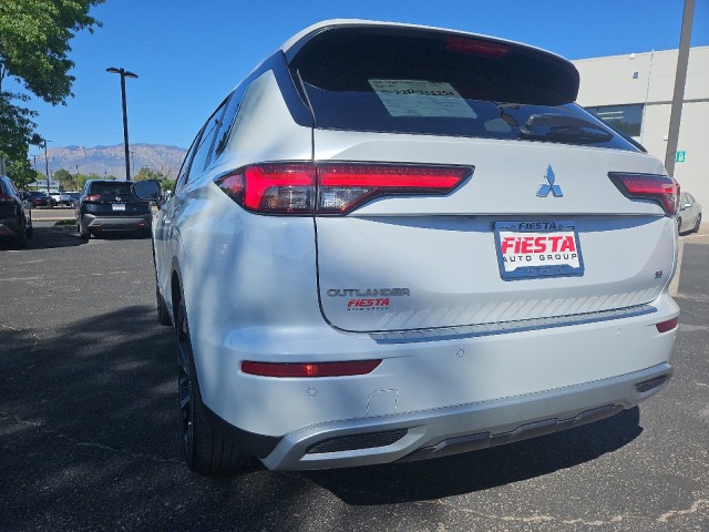 Used 2022 White Diamond Mitsubishi SE image 18