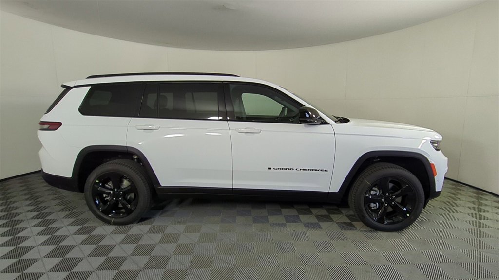 2025 Jeep Grand Cherokee Limited photo 2