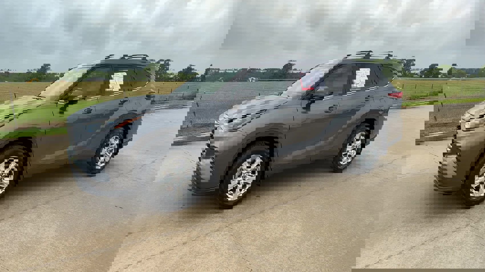 2023 Toyota Highlander L photo 4