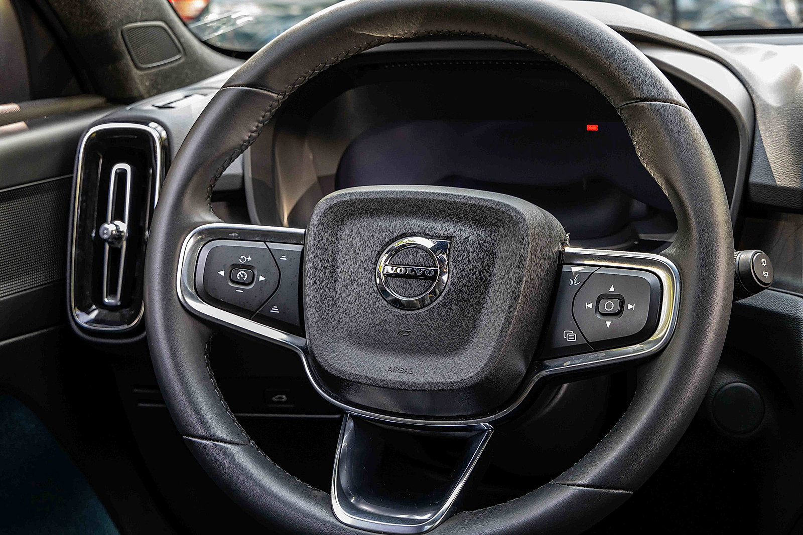 2023 Volvo XC40 Recharge Plus photo 9