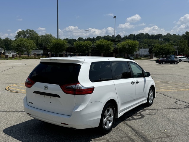 2020 Toyota Sienna L photo 4