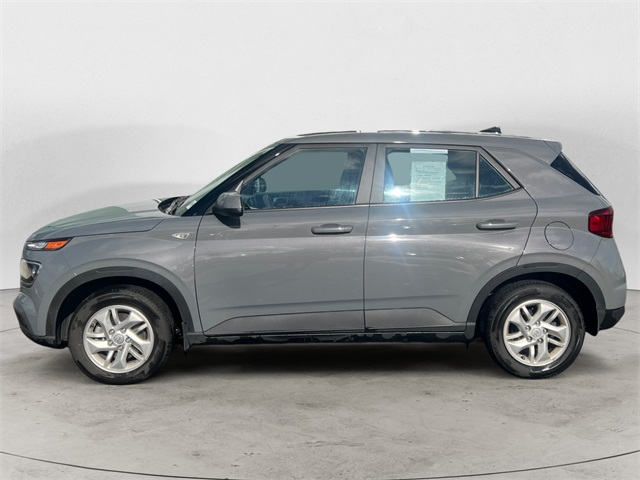 2022 Hyundai Venue SE photo 2