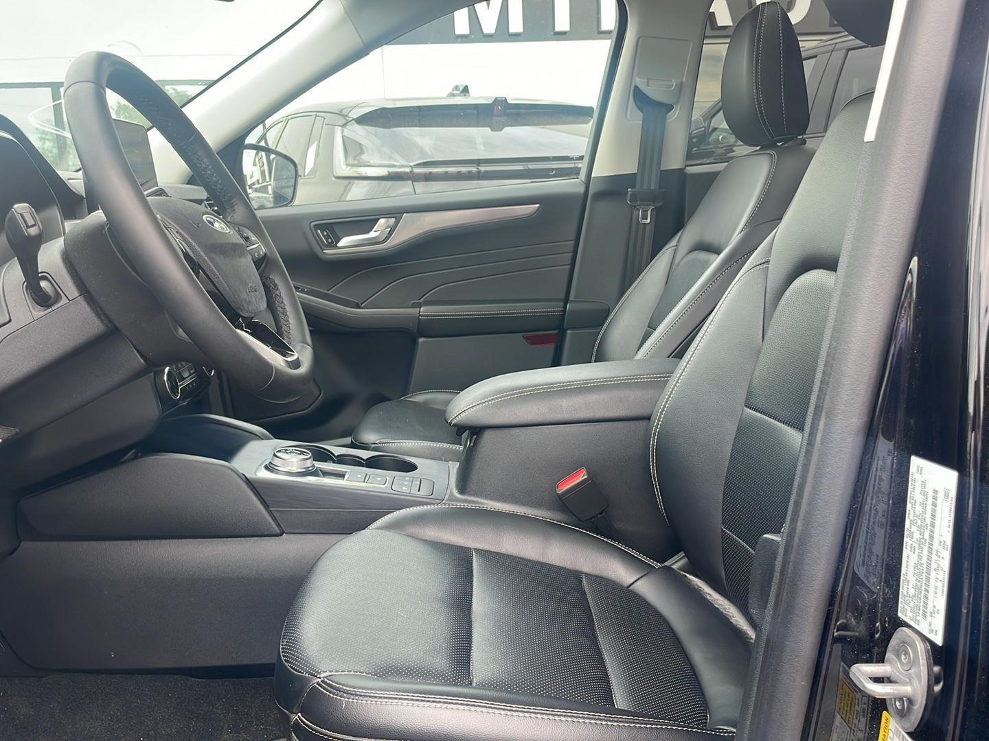 2022 Ford Escape Titanium photo 2