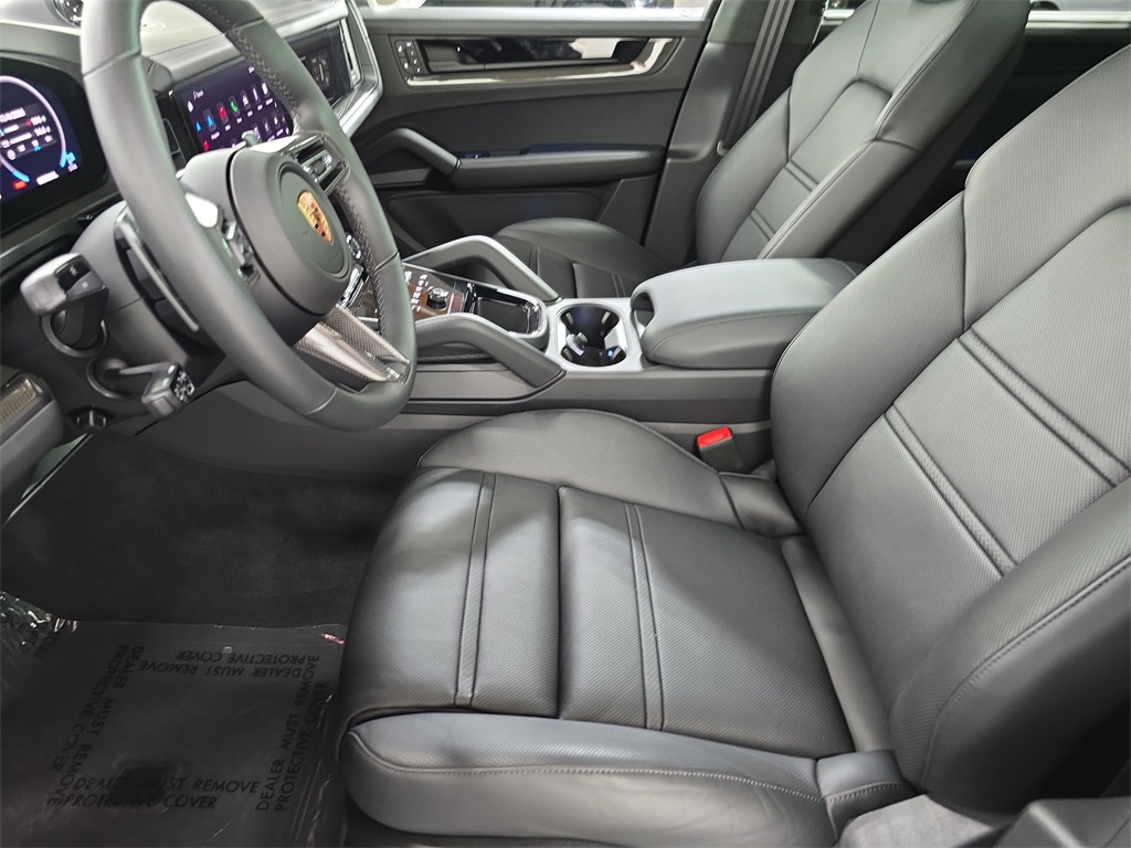 2025 Porsche Cayenne Coupe GTS photo 3