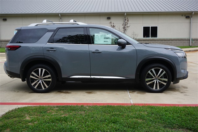 2025 Nissan Pathfinder Platinum photo 3