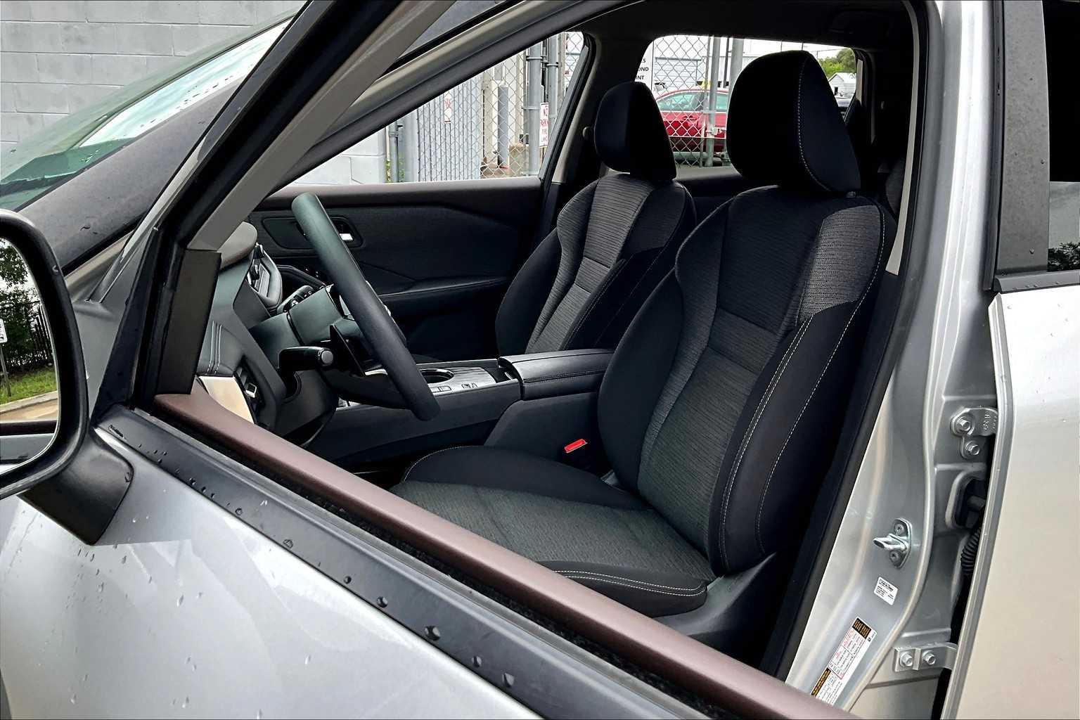 2022 Nissan Rogue SV photo 6