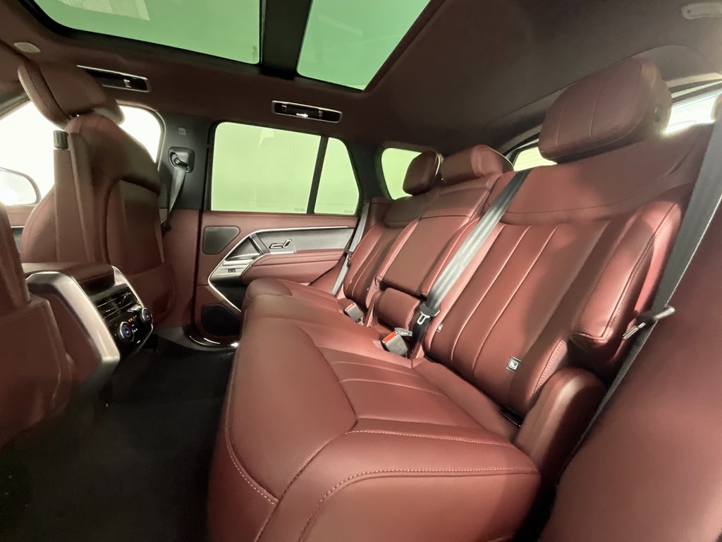 2025 Land Rover Range Rover SE photo 3