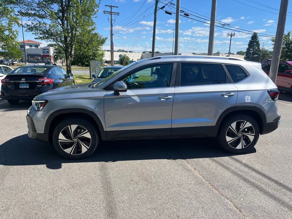 2025 Volkswagen Taos SE photo 4