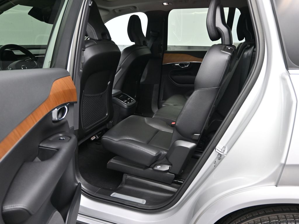 2022 Volvo XC90 T6 Momentum photo 8