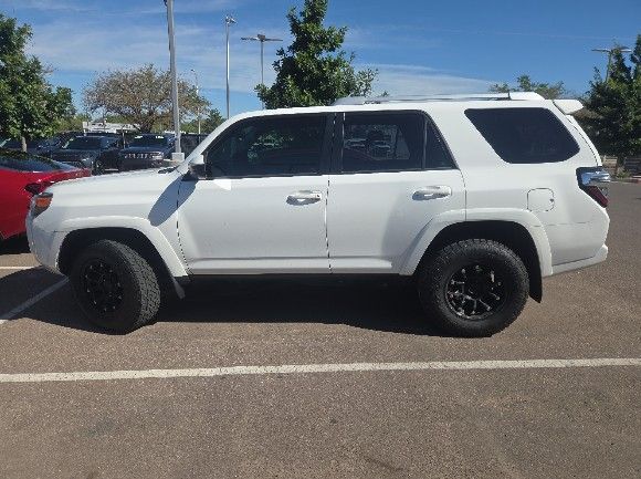 2018 Toyota 4Runner SR5 photo 2