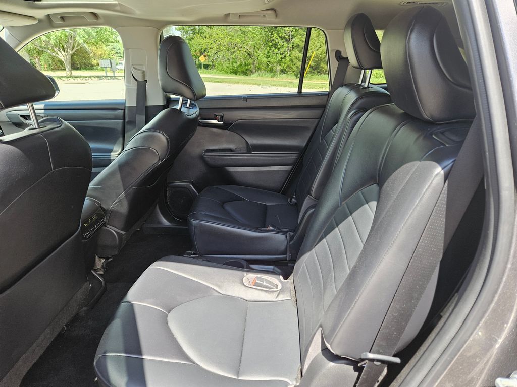2022 Toyota Highlander XLE photo 25