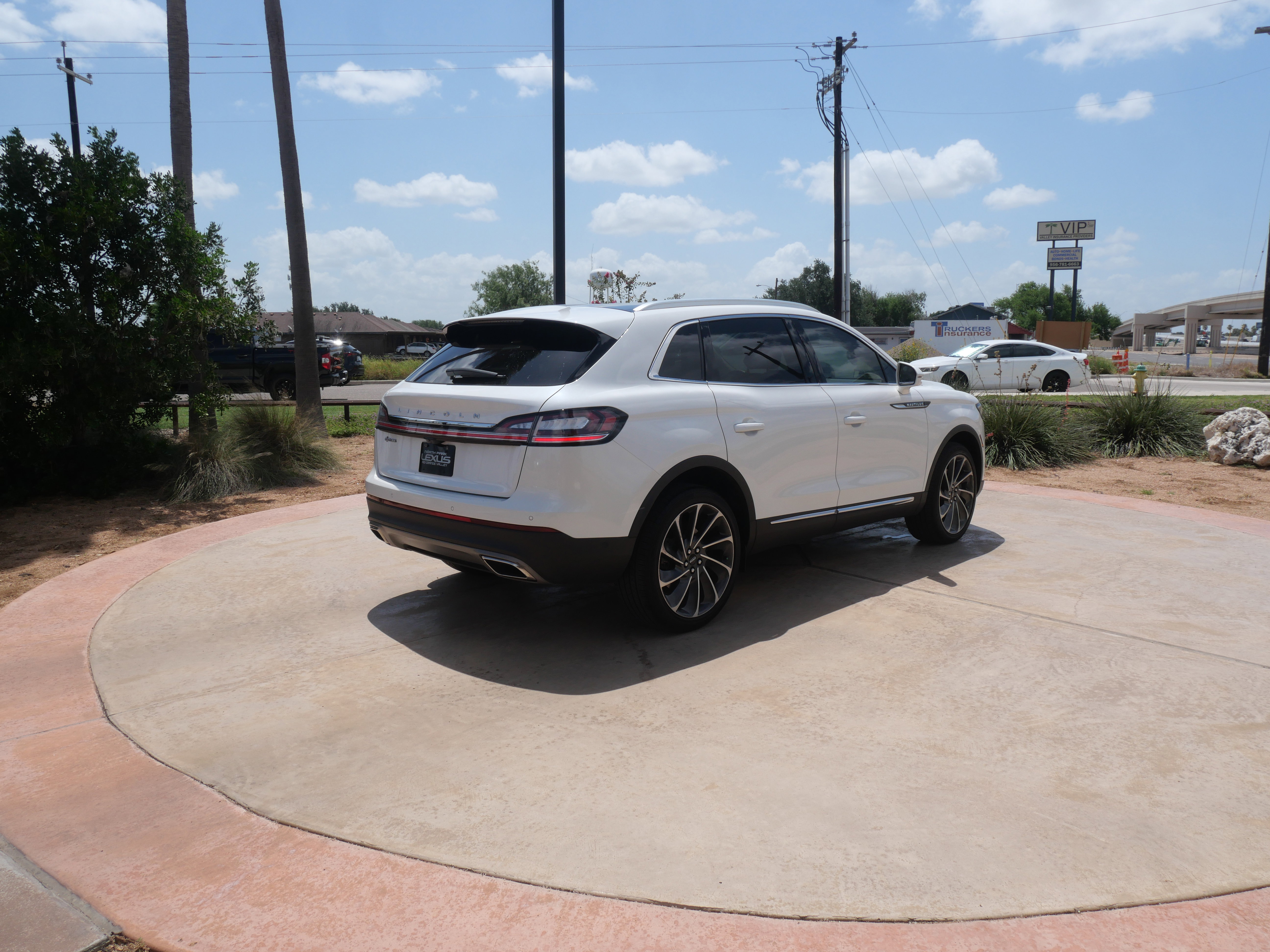 2LMPJ8KP8NBL14599