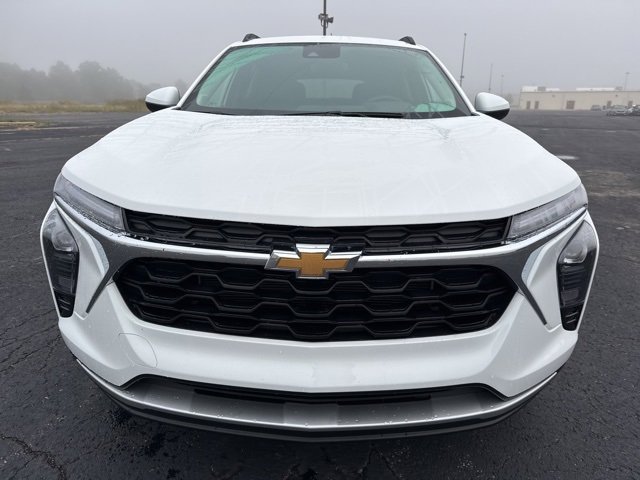 2025 Chevrolet Trax LT photo 2