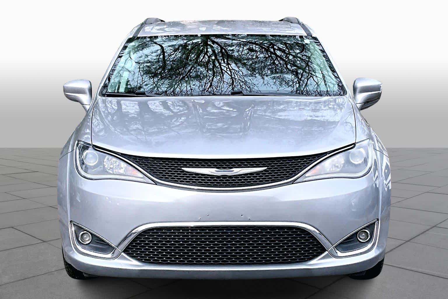 2017 Chrysler Pacifica Touring L photo 3