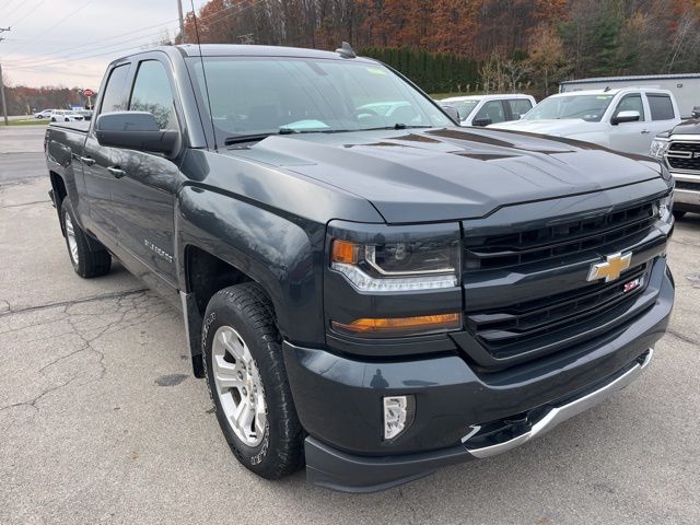 2017 Chevrolet Silverado 1500 LT photo 2