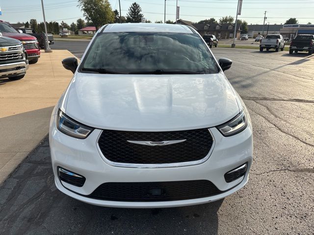 2024 Chrysler Pacifica Touring L photo 9