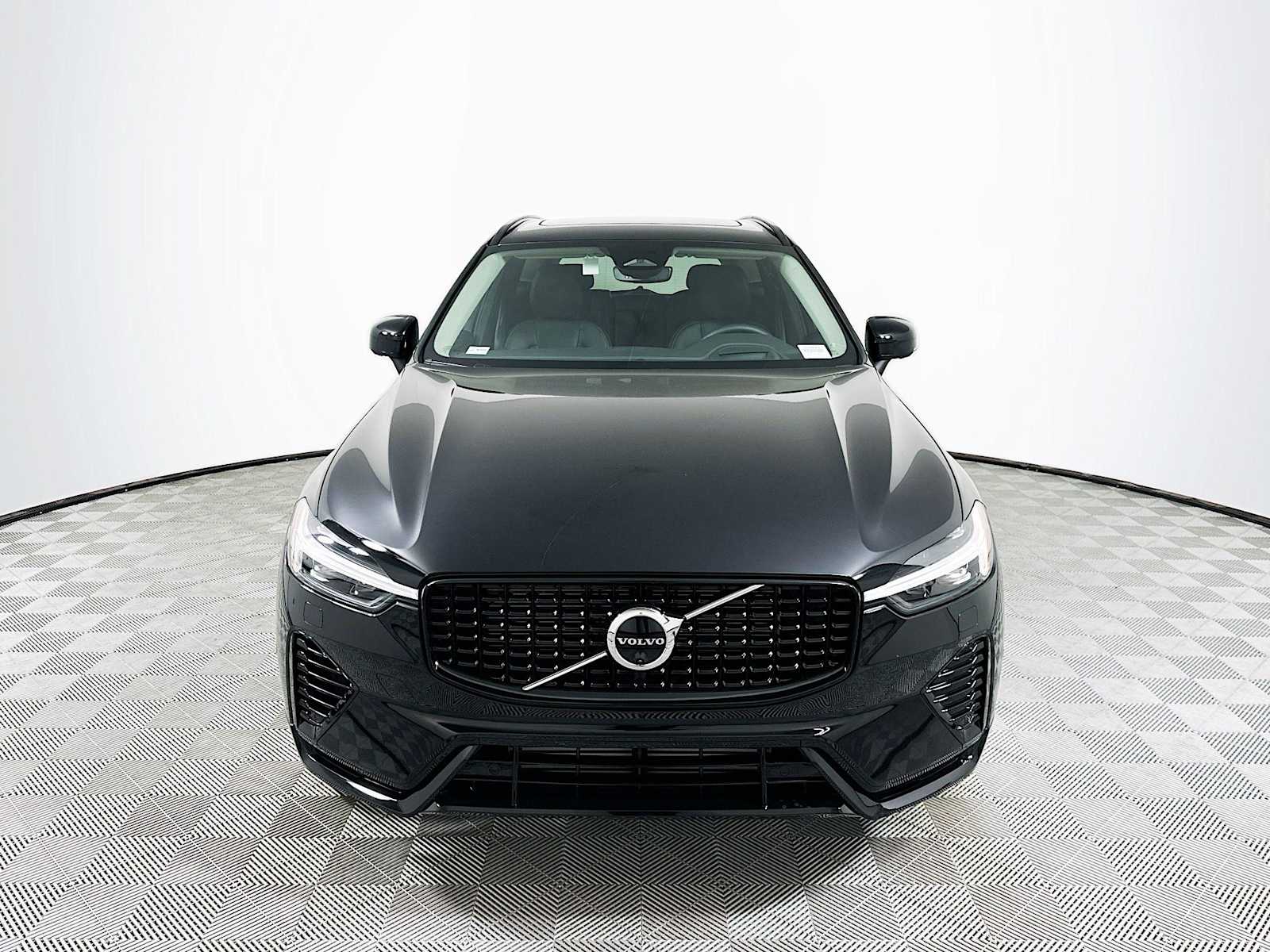 2025 Volvo XC60 photo 2