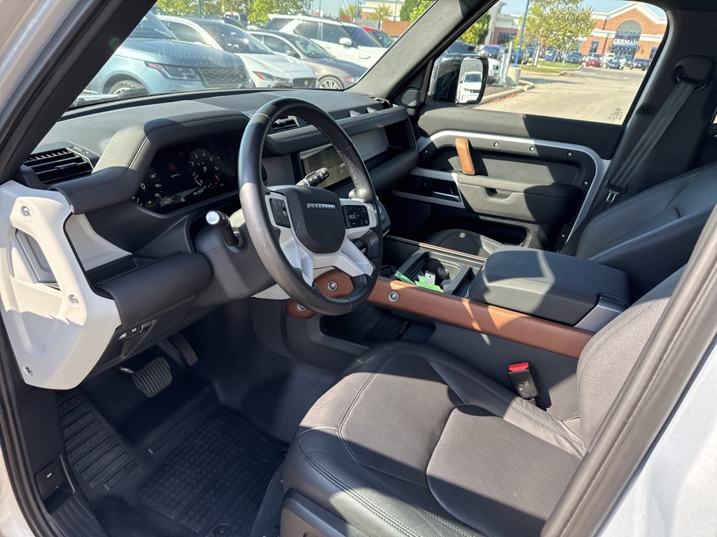 2024 Land Rover Defender 110 SE photo 13
