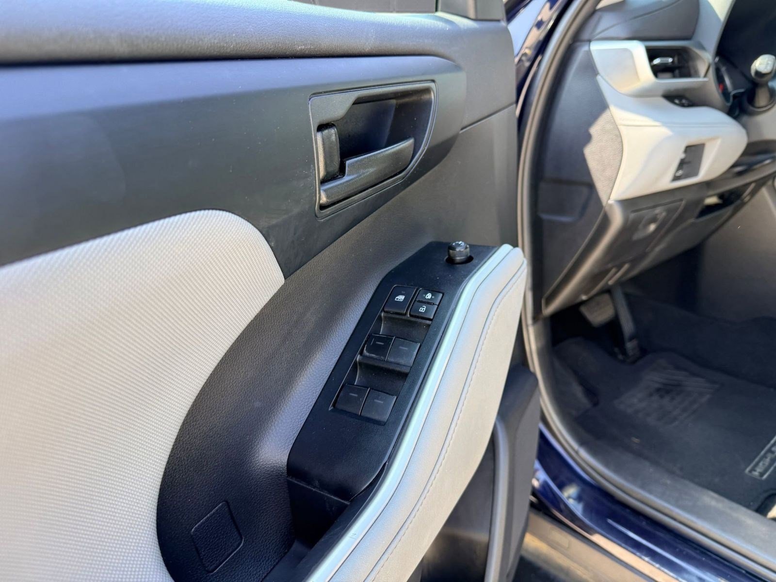 2020 Toyota Highlander LE photo 11