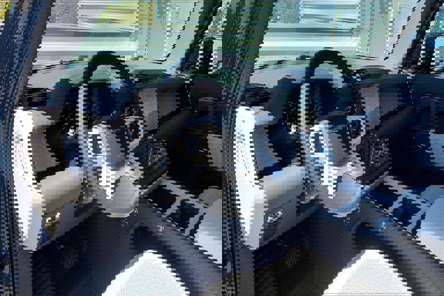 2025 Land Rover Defender 110 S photo 3