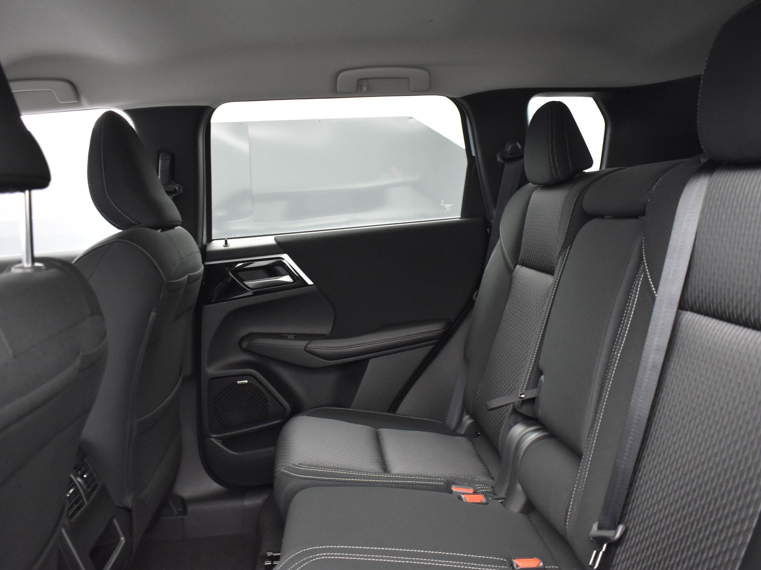 2025 Mitsubishi Outlander ES photo 7