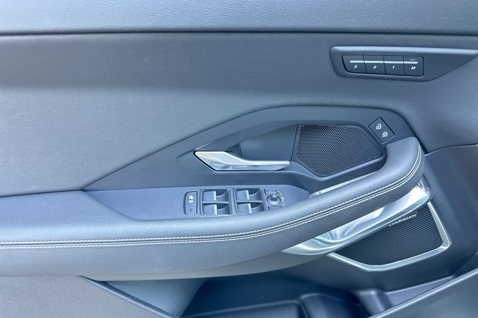 2024 Jaguar E-PACE R-Dynamic SE photo 8