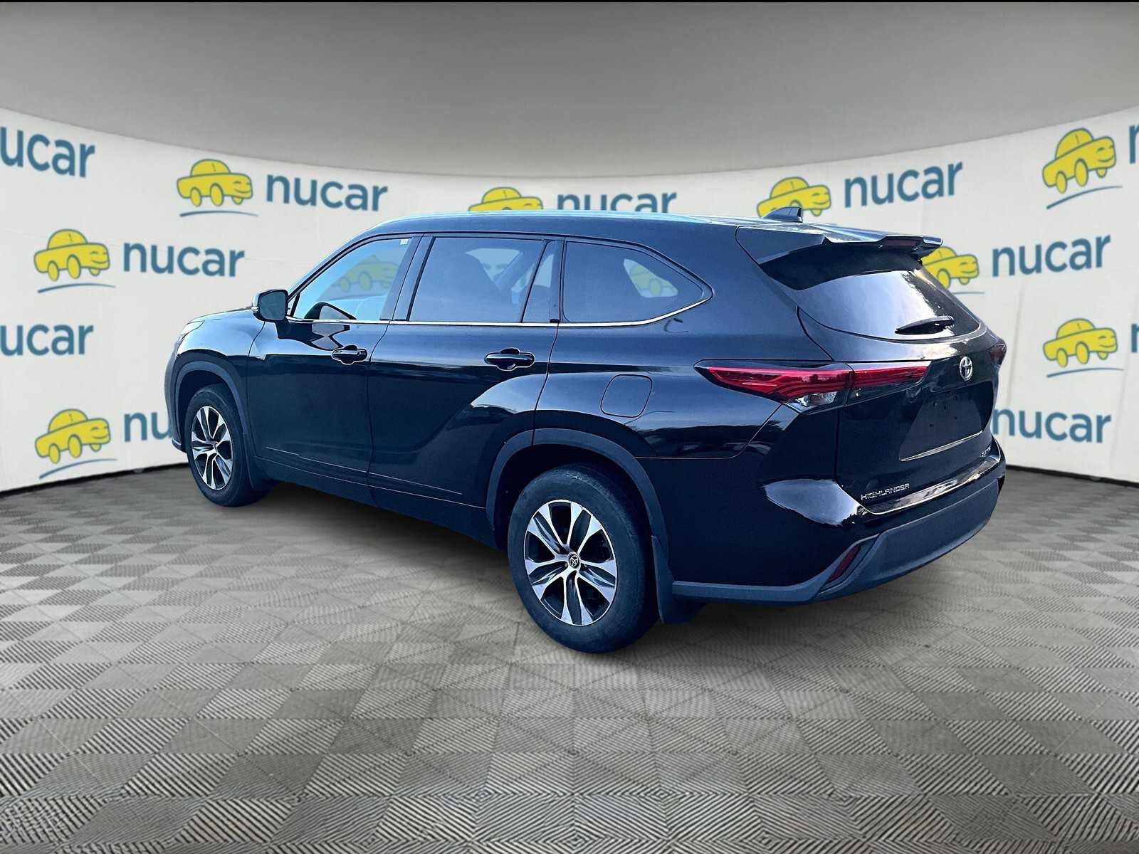2021 Toyota Highlander XLE photo 3