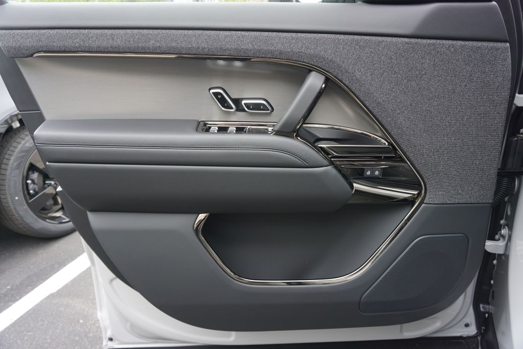 2025 Land Rover Range Rover Sport SE photo 16