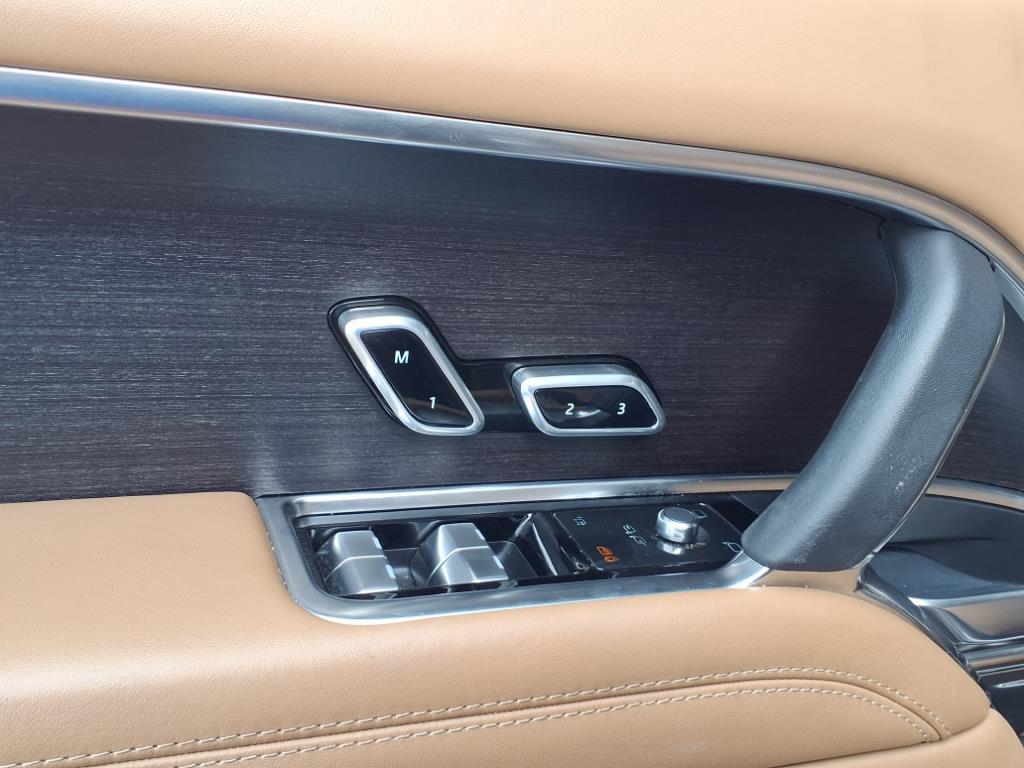 2023 Land Rover Range Rover SE photo 7