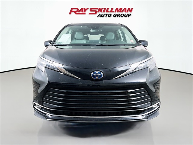 2024 Toyota Sienna XLE photo 2