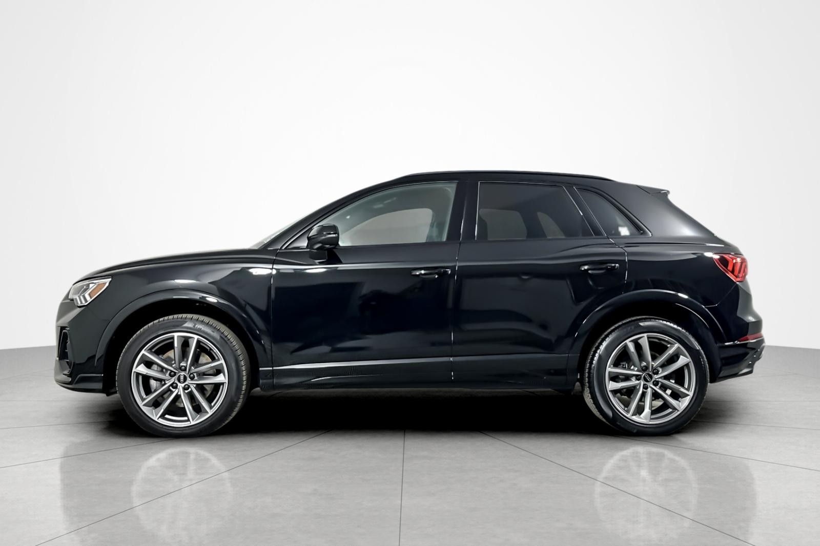 2025 Audi Q3 S line Premium 45 TFSI photo 2