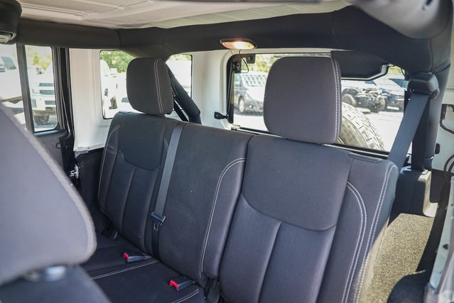 2015 Jeep Wrangler Unlimited Sahara photo 20