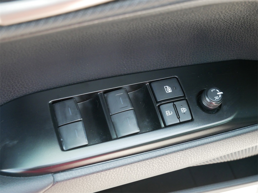 2025 Toyota Camry SE photo 19