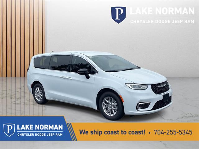 2026 Chrysler Pacifica Select's photo