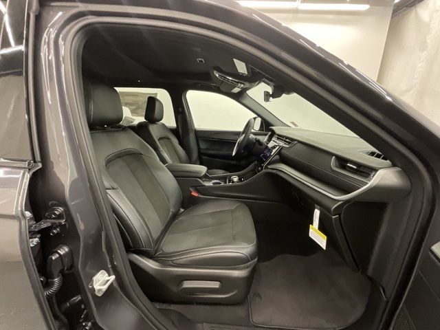 2025 Jeep Grand Cherokee Altitude X photo 22