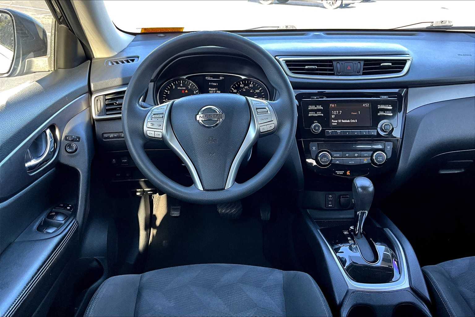 2015 Nissan Rogue SV photo 4