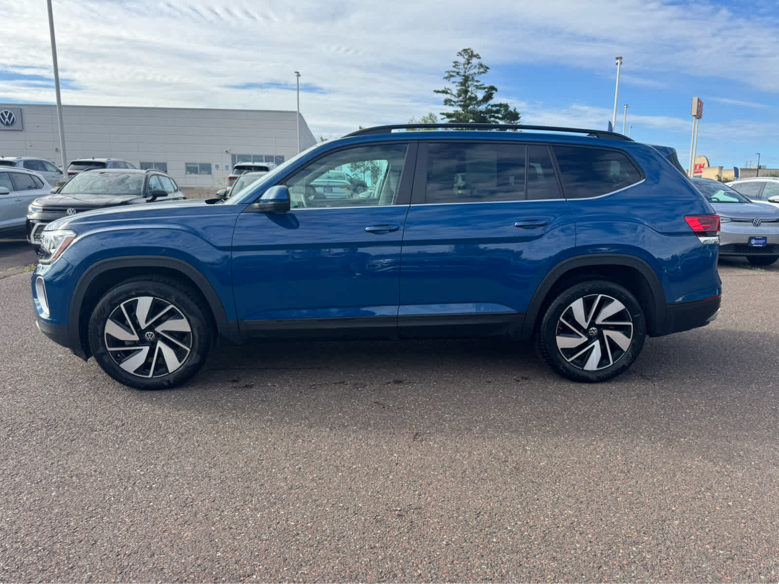 Certified 2025 Volkswagen Atlas SE w/Tech with VIN 1V2KR2CA1SC513109 for sale in Hermantown, Minnesota