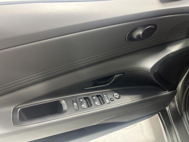 2025 Hyundai Elantra SEL Sport photo 5