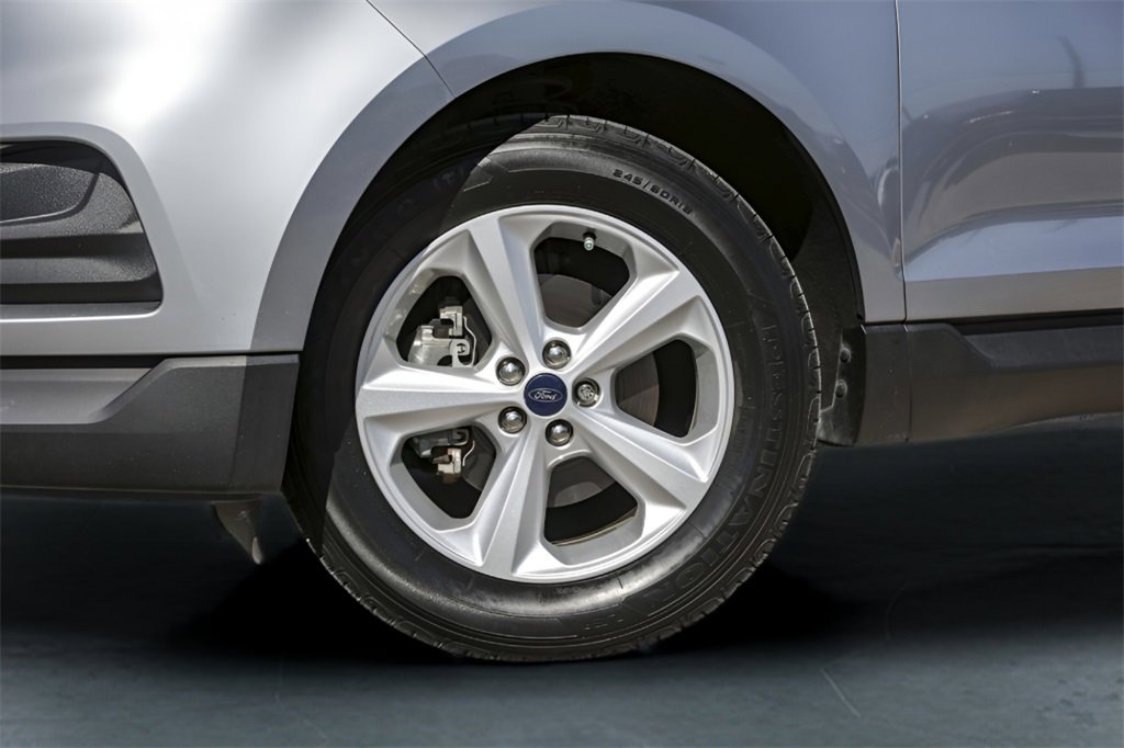 2020 Ford Edge SE photo 3