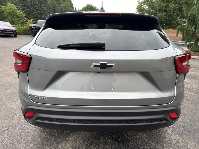 2025 Chevrolet Trax LS photo 4