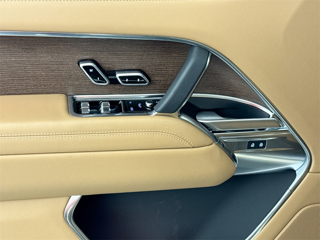 2025 Land Rover Range Rover SE photo 16