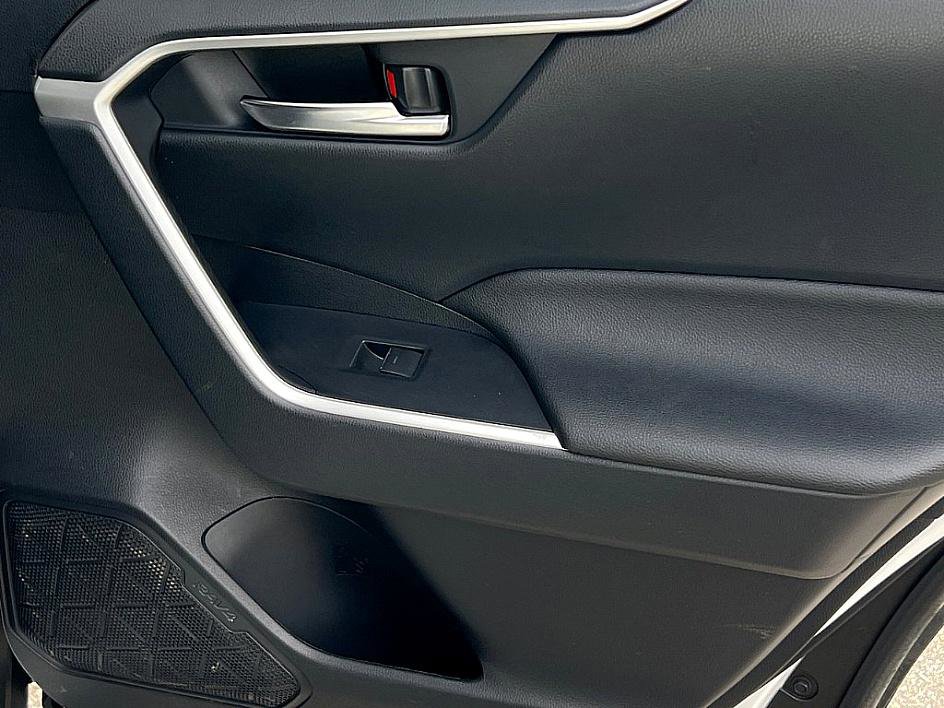 2022 Toyota RAV4 Hybrid XLE photo 24