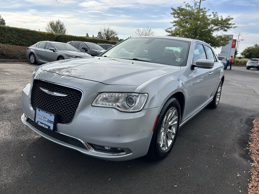 2020 Chrysler 300 Touring photo 4