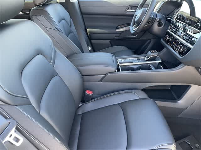 2025 Nissan Pathfinder SL photo 12