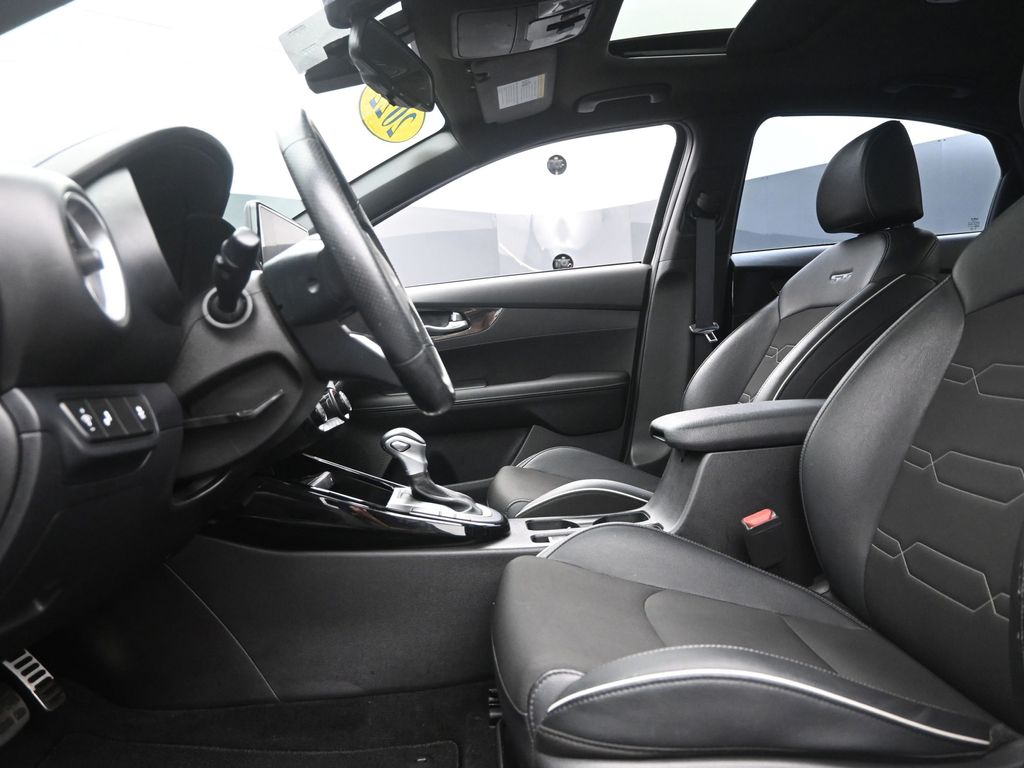 2022 Kia Forte GT-Line photo 11